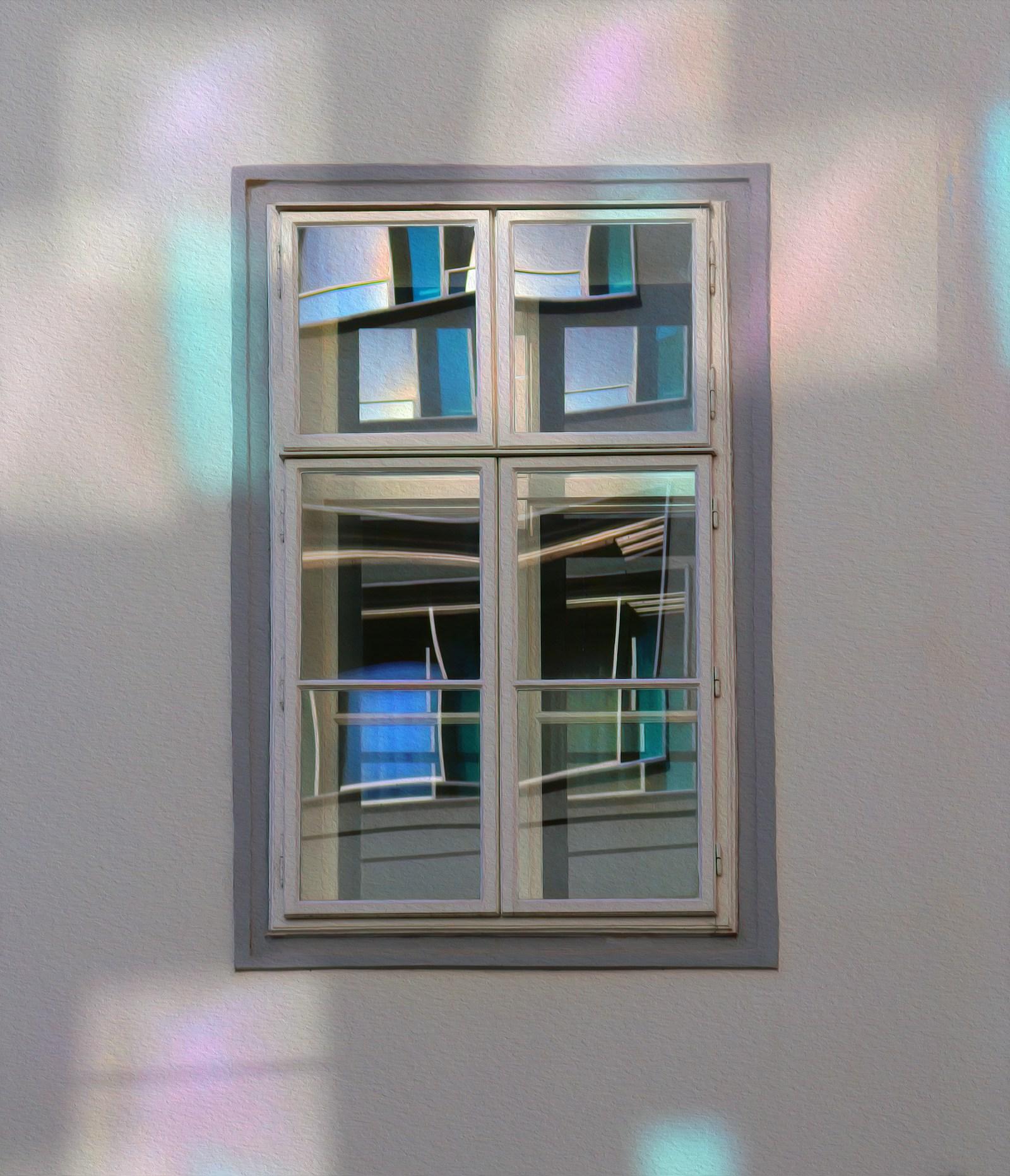 Lichtgekleurde raamkozijnen in een gevel