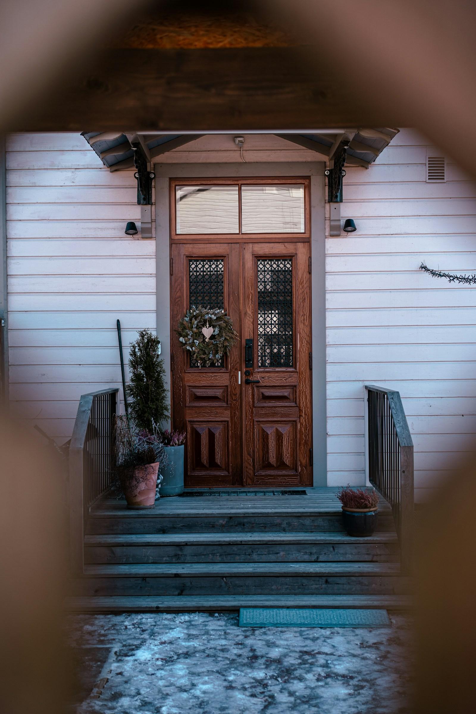 Houten voordeur in een woning